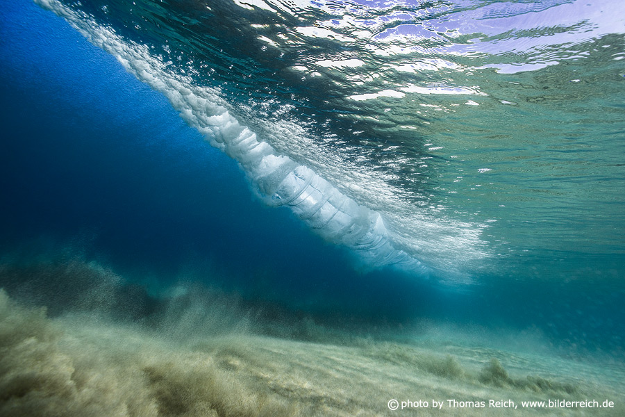 Transparentes Meerwasser und Welle