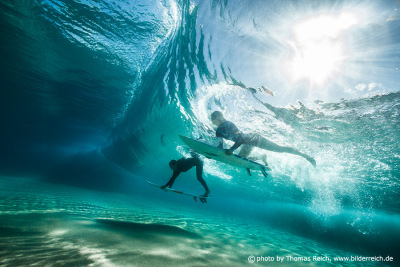 Surfer machen Ententauchen unter Wasser