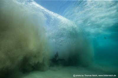 Unterwasser Model unter brechender Welle