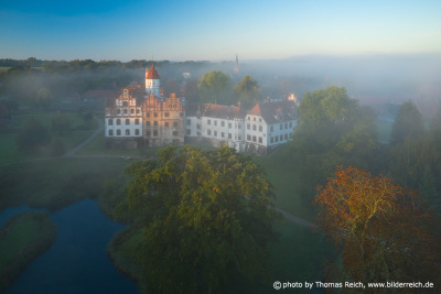 Schloss Basedow in hügliger Landschaft