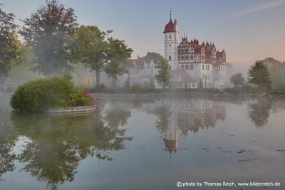 Schloss Basedow mit Nebel