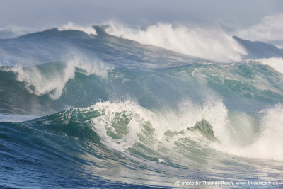 Große Wellen im wilden Ozean
