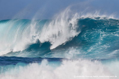 Big ocean waves crashing