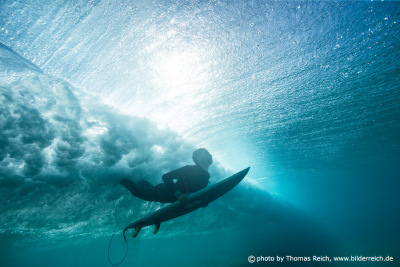 Silhouette Surfer unter Wasser