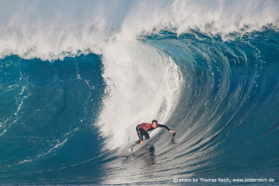 Surfer surft in Röhre der blauen Welle