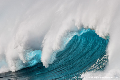 Barreling big ocean wave