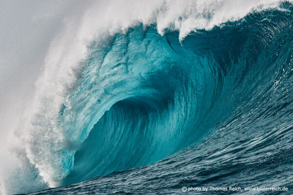 Big wave breaking picture