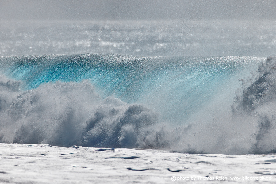 Waves crushing