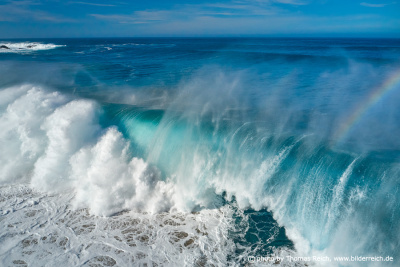 Ocean waves crushing