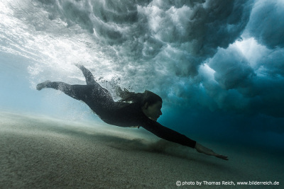 Unterwasser Modelfotografie in Wellen