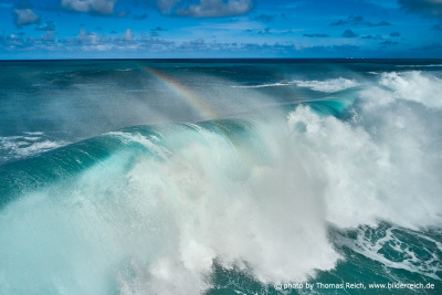 Wellen mit Regenbogen