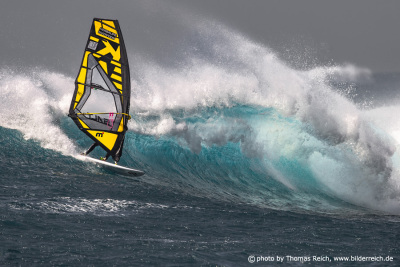 Windsurfing wave sailing