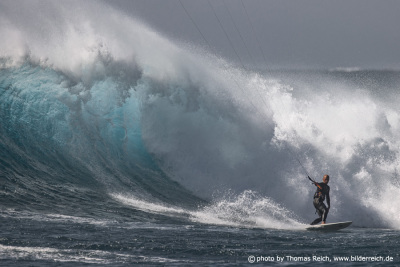 Kite Surfer fährt Wellen