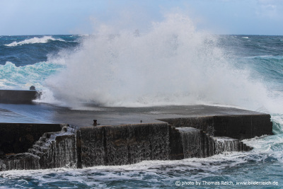 Große Wellen am Hafen Fajã Grande, Insel Flores