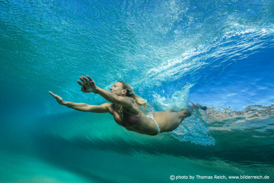 Bikini Girl unter Wasser